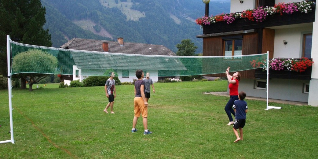 Volleyball im Garten