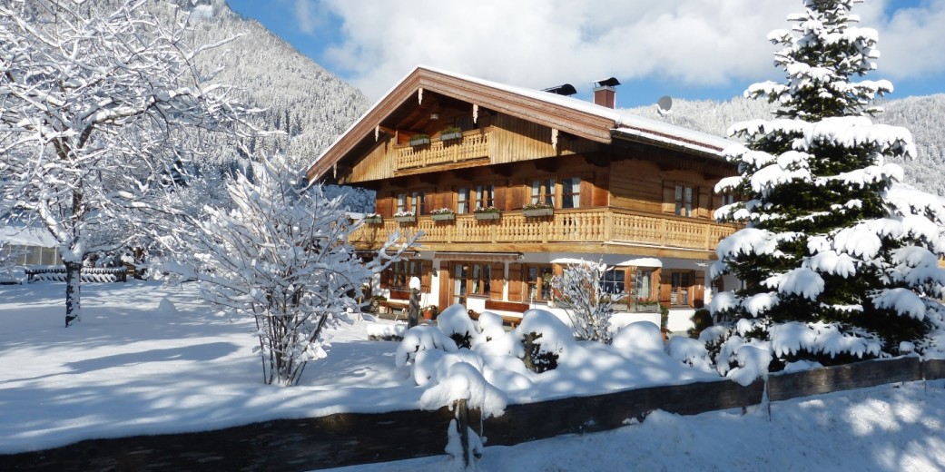 Haus Becher im Winter