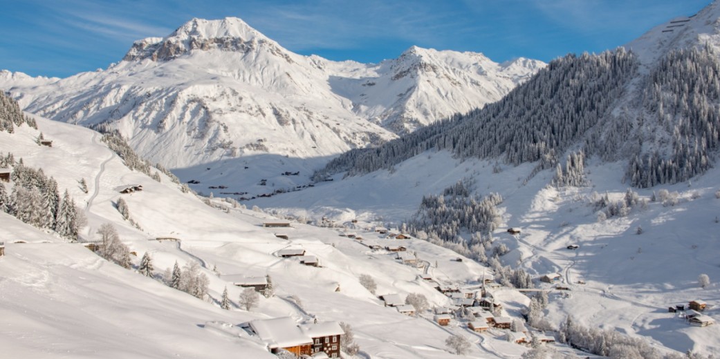 Le case dell'insediamento degli Walser di St. Antönien sono sparse nella valle.