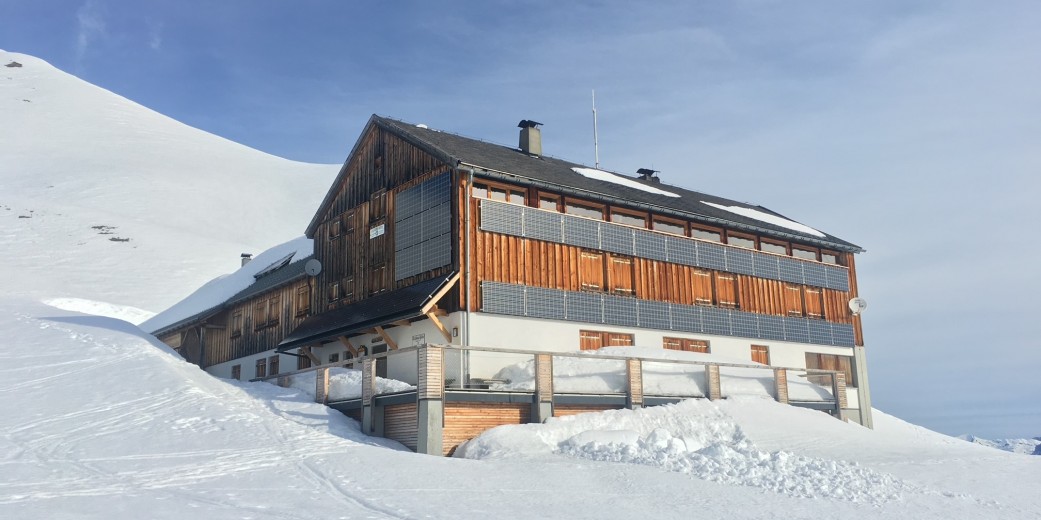 Auf 2211 m ü.M. liegt im hügeligen Hochtal die Tilisunahütte ÖAV.