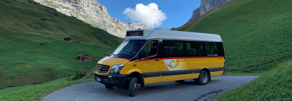 In estate, l'autobus alpin corre regolarmente verso le valli laterali di Partnun e Gafia. 