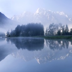 il lago Almsee e le montagne "Totes Gebirge"