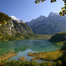 Il lago Almsee e la montagna "Almtaler Sonnenuhr"