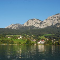 Vista dal lago al villaggio di Steinbach