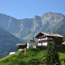 Der Eggelerhof mit Panoramablick im Sommer