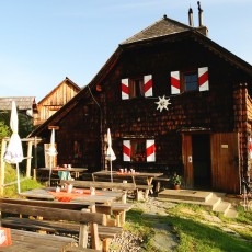 il rifugio "Grazer Hütte" nella luce del mattino