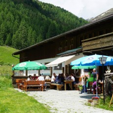 Sonnenterrasse auf der Schärmeralm