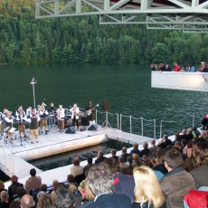 Concerto sul palcoscenico sul lago
