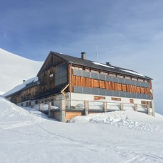 Auf 2211 m ü.M. liegt im hügeligen Hochtal die Tilisunahütte ÖAV.