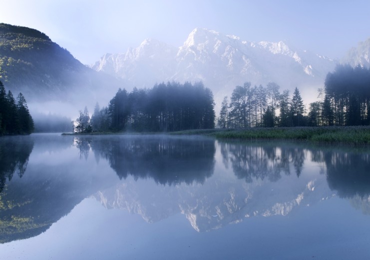 il lago Almsee e le montagne "Totes Gebirge"