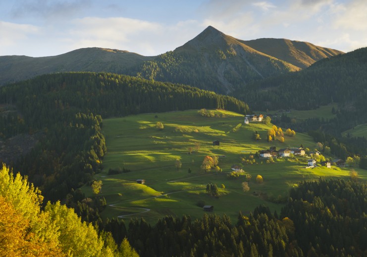 La montagna Lumkofel  (2.287 m) con il villaggio di Tscheltsch in primo piano
